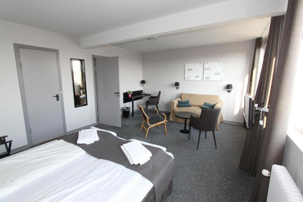 Banegaardshotellet Vojens المظهر الخارجي الصورة